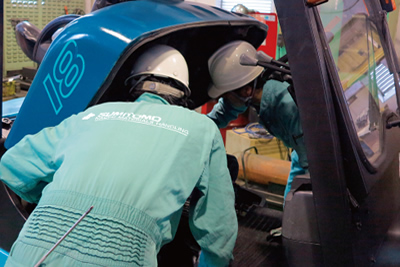 サービスエンジニアの整備現場